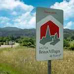 Nyaraló In Near River